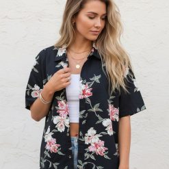 Size chart and fabric specifications infographic for Cooke Street Hawaiian shirts with feature callouts