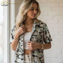 Size chart infographic showing Hawaiian shirt measurements and fabric specifications