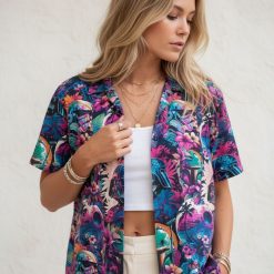 Product specifications infographic showing size chart, fabric details and features for Star Wars Hawaiian shirt collection