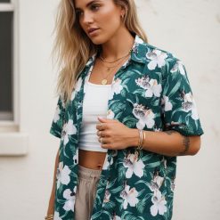 Hawaiian gun shirt product specifications showing sizing and material details