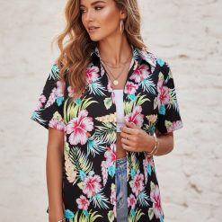 Detailed specs infographic showing size chart and fabric information for women's Hawaiian shirts with feature callouts