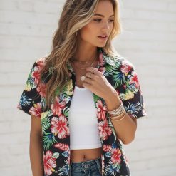 Product specifications infographic showing size chart, fabric details and feature callouts for Hawaiian shirts